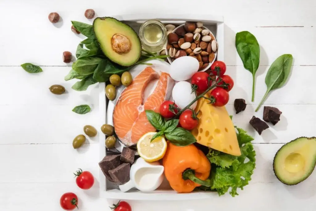 Alimentos saudáveis ricos em proteínas, vegetais, abacate, salmão e frutos secos para avaliação genética nutricional DNA Diet.