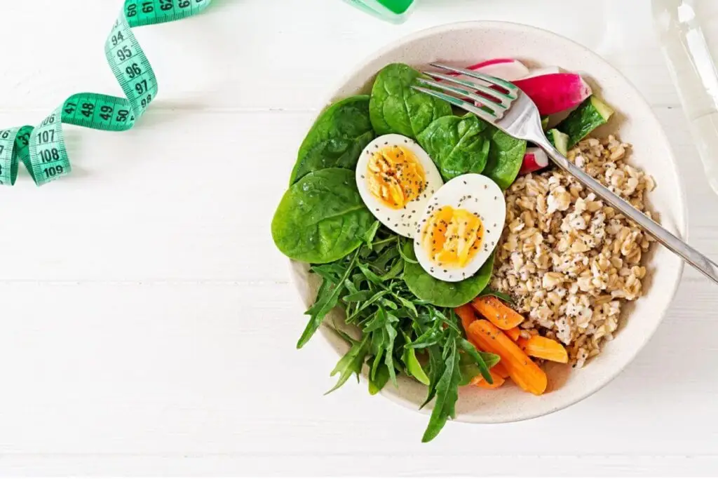 Prato equilibrado com vegetais, ovo, cereais integrais e legumes, representando uma alimentação personalizada baseada no teste DNA Health.