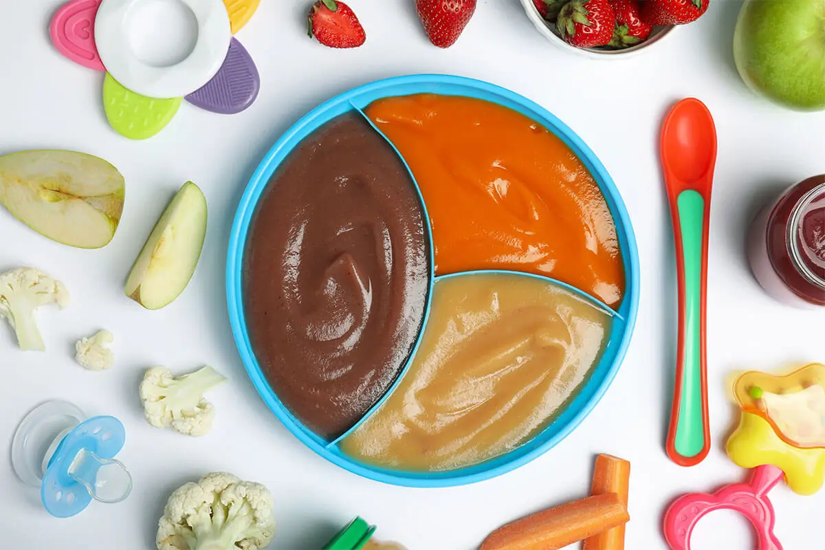 Alimentação complementar para bebés com purés de legumes e fruta.