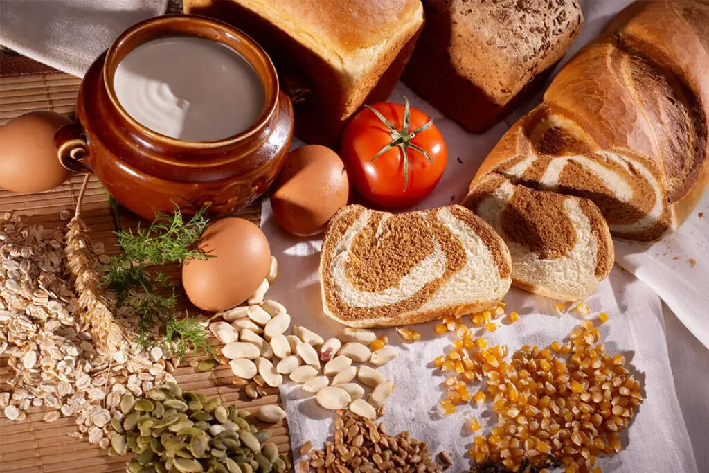 Alimentos frequentemente associados a intolerâncias alimentares, como cereais com glúten, leite, ovos e sementes.
