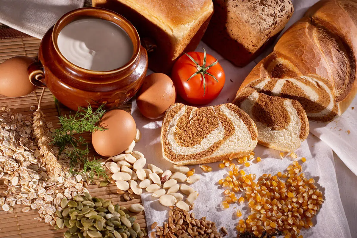 Alimentos frequentemente associados a intolerâncias alimentares, como cereais com glúten, leite, ovos e sementes.