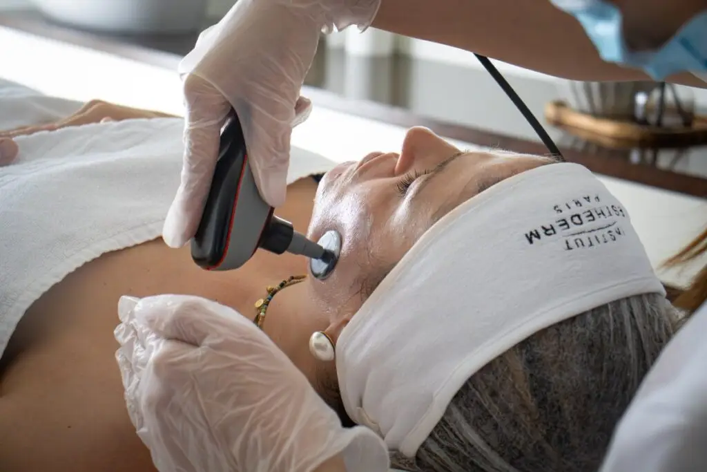 Aplicação de ondas de choque Storz Medical em tratamento de rejuvenescimento facial