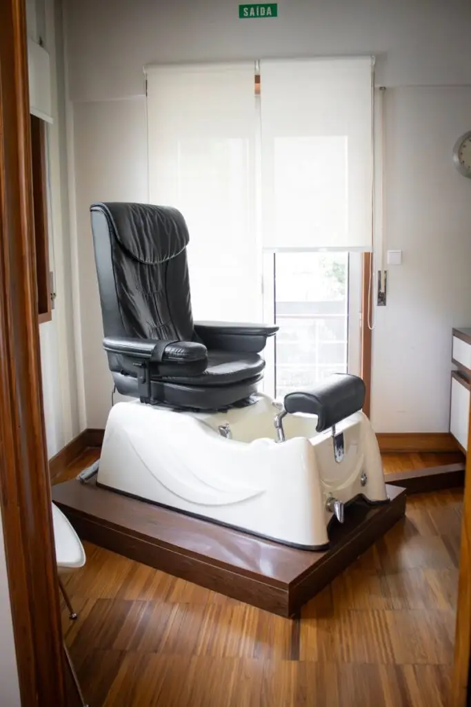 Cadeira de pedicure para tratamentos de pés e estética na Clibioestética Constança