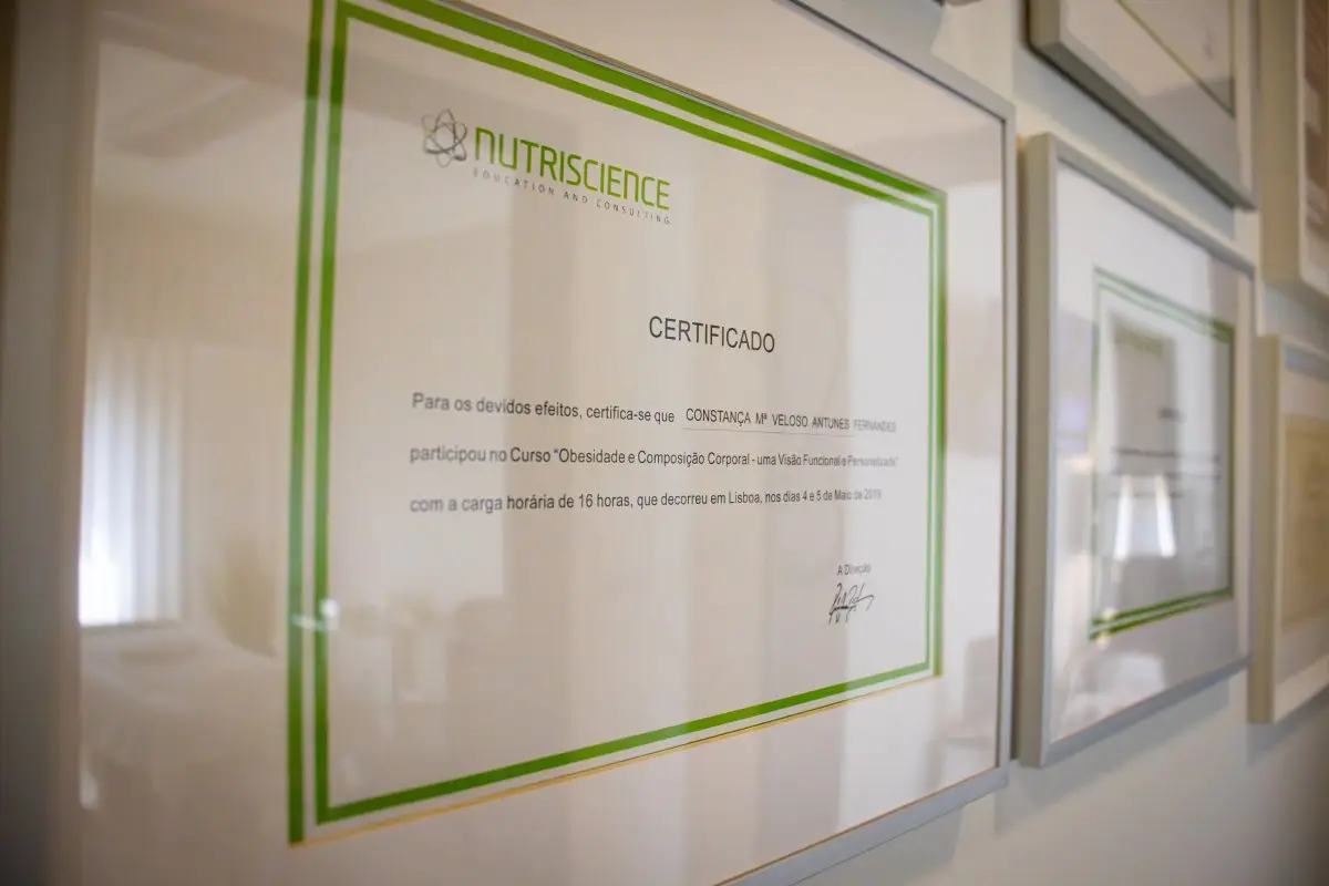 Certificado de formação em obesidade e composição corporal exposto na Clibioestética.