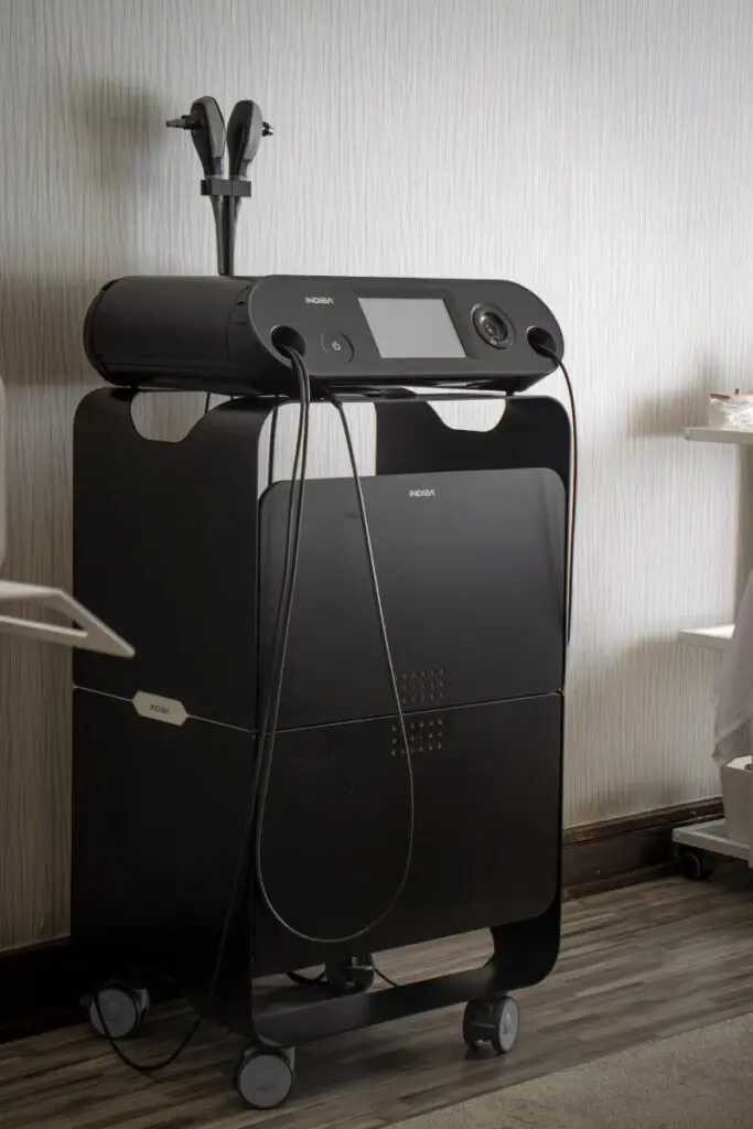 Equipamento INDIBA para tratamentos de radiofrequência estética e regenerativa