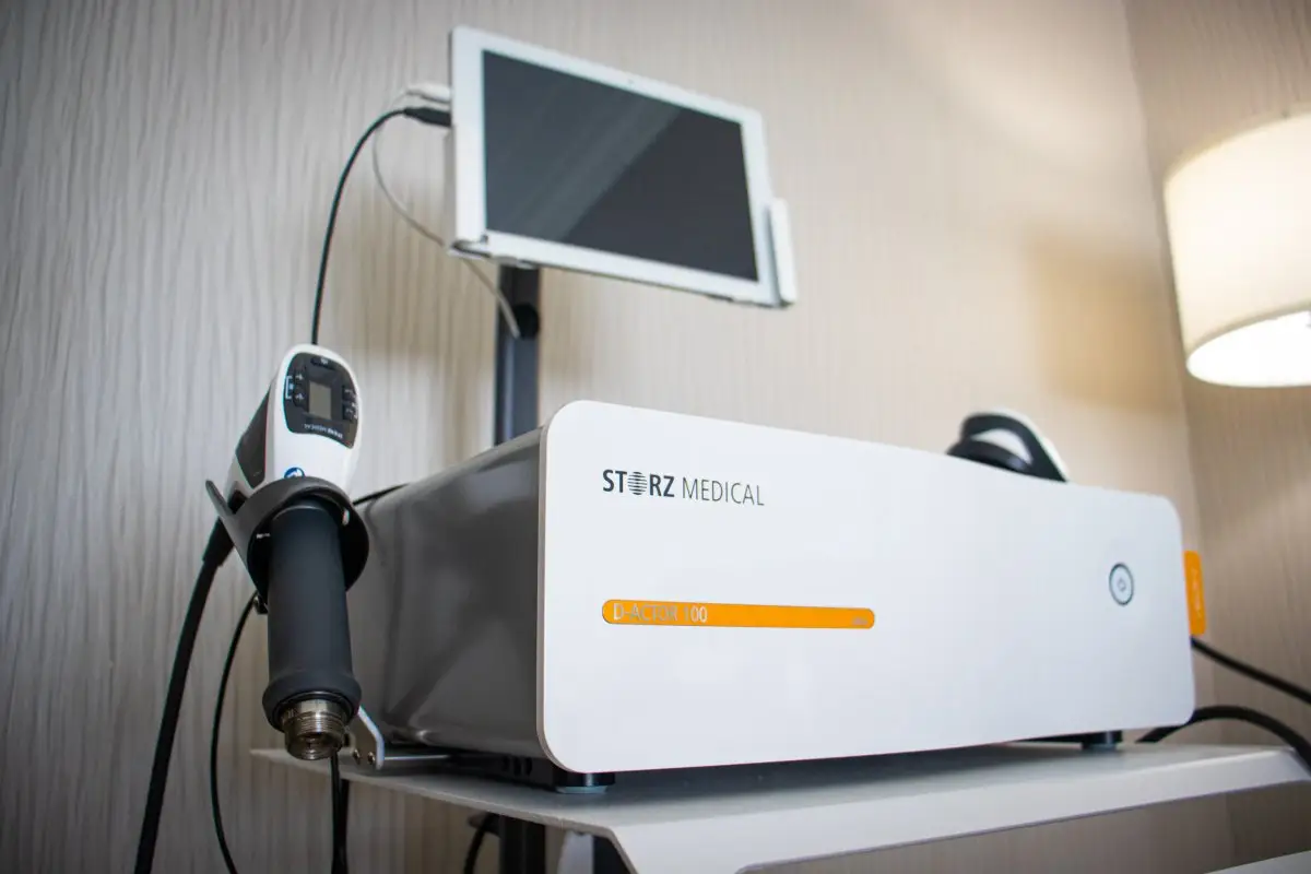 Equipamento Storz Medical D-ACTOR 100 utilizado em tratamentos de ondas de choque