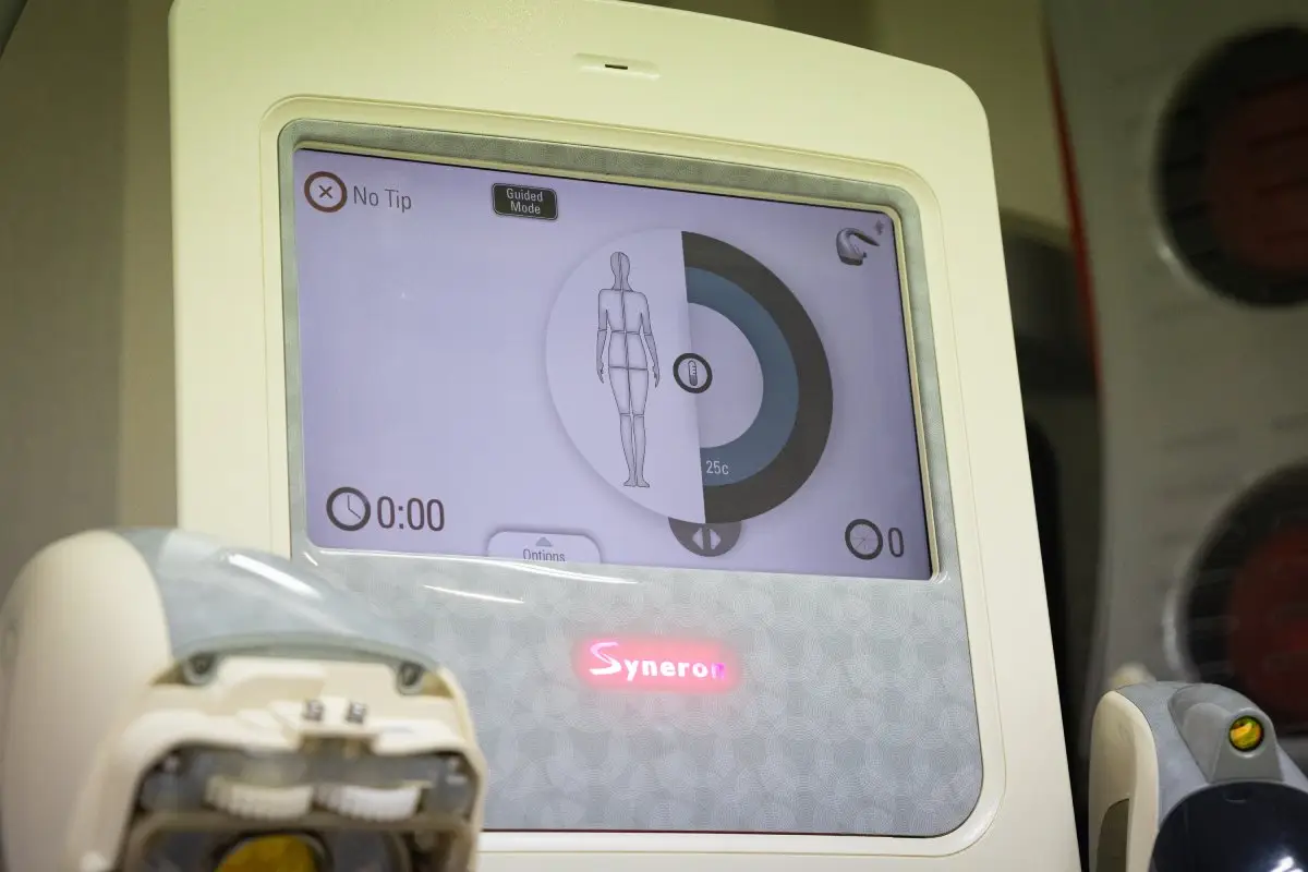 Equipamento estético Syneron utilizado em tratamentos corporais.