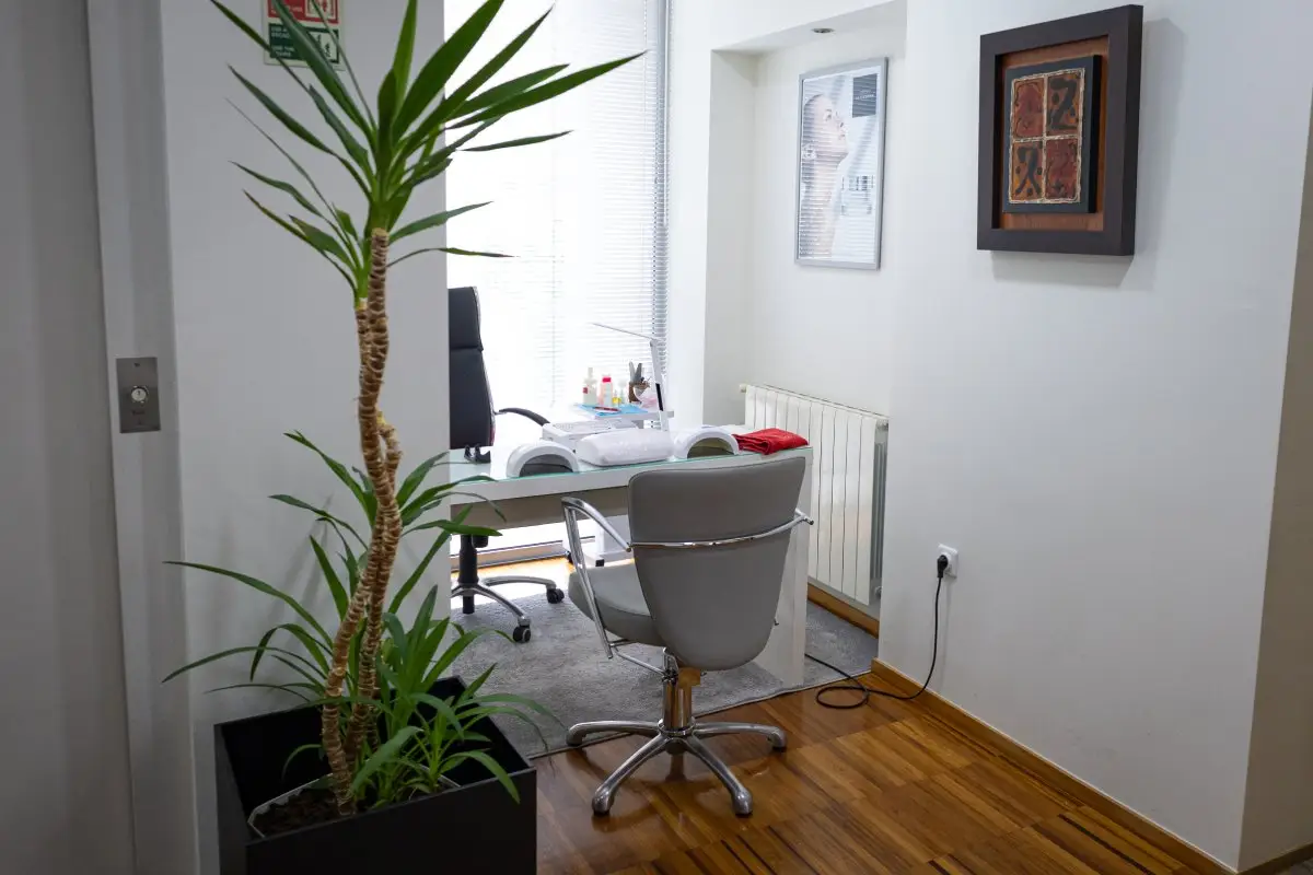 Espaço de manicura da Clibioestética com mesa e equipamento de unhas.