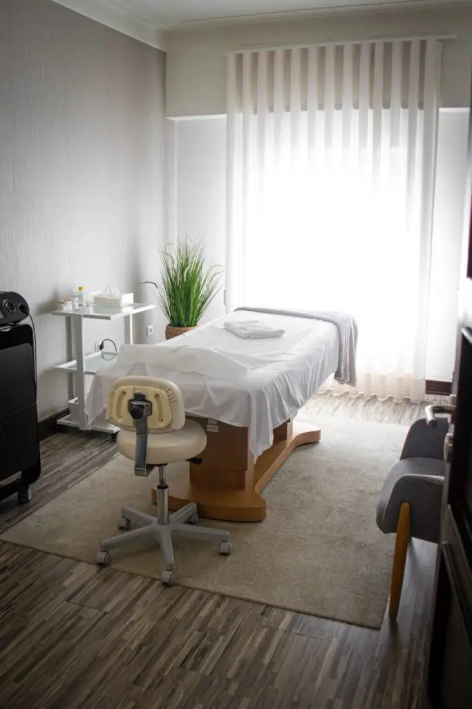 Gabinete de tratamentos estéticos com ambiente confortável e luminoso