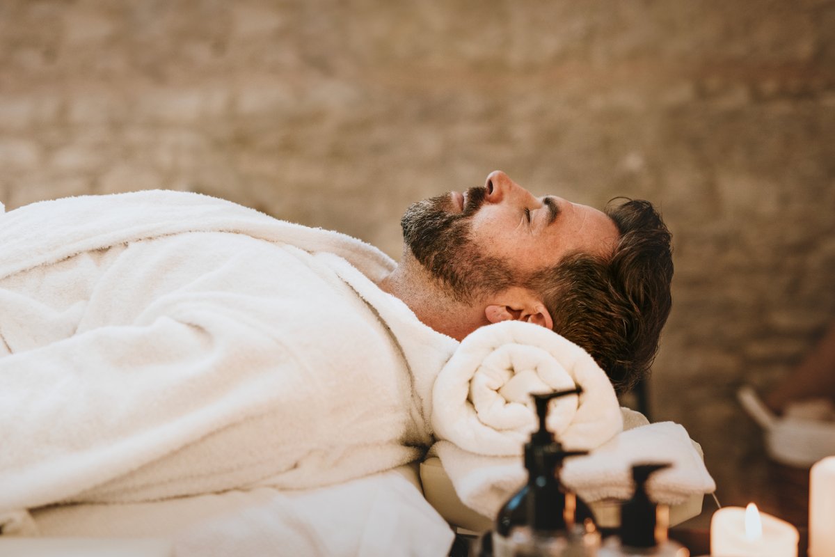 Homem a desfrutar de um tratamento de bem-estar e relaxamento na Clibioestética Constância.