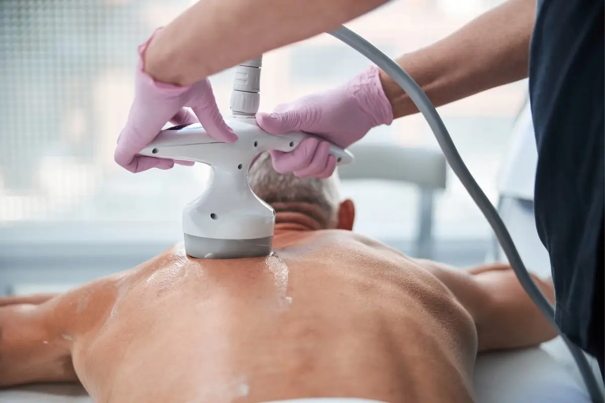 Homem a realizar tratamento corporal com tecnologia avançada na Clibioestética Constância.