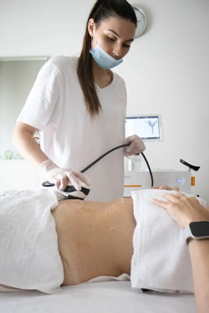Profissional a realizar tratamento corporal com tecnologia INDIBA na Clibioestética Constança