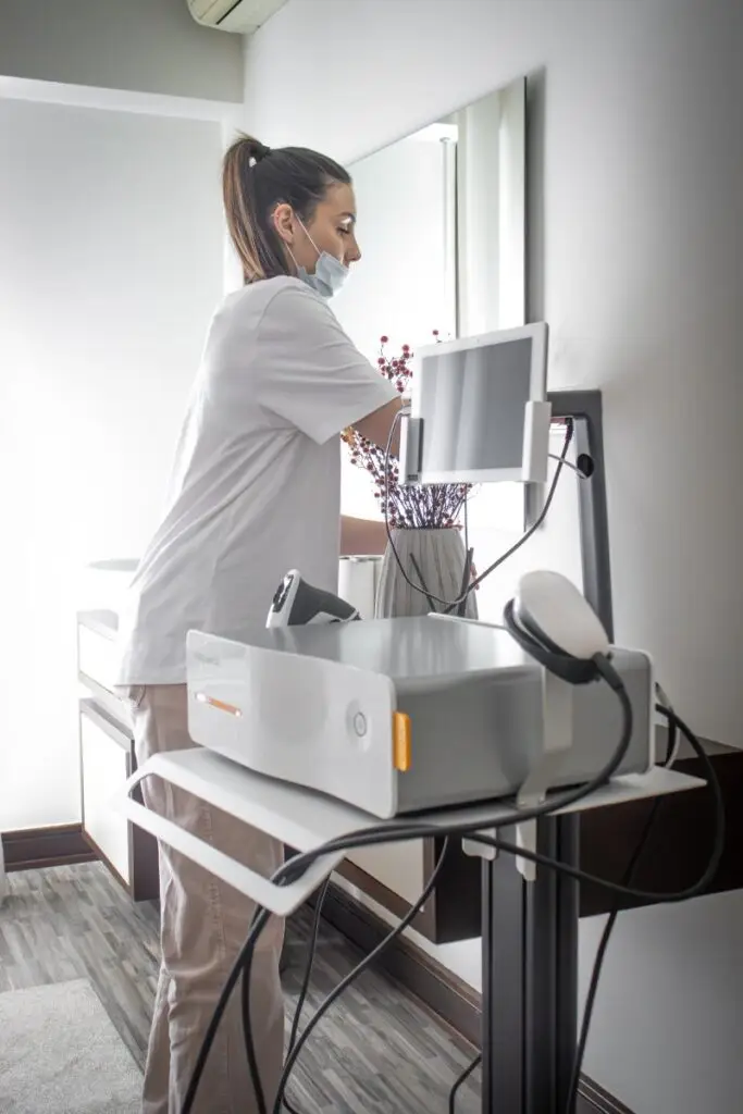 Profissional da Clibioestética Constança a preparar equipamento Storz Medical para tratamento estético
