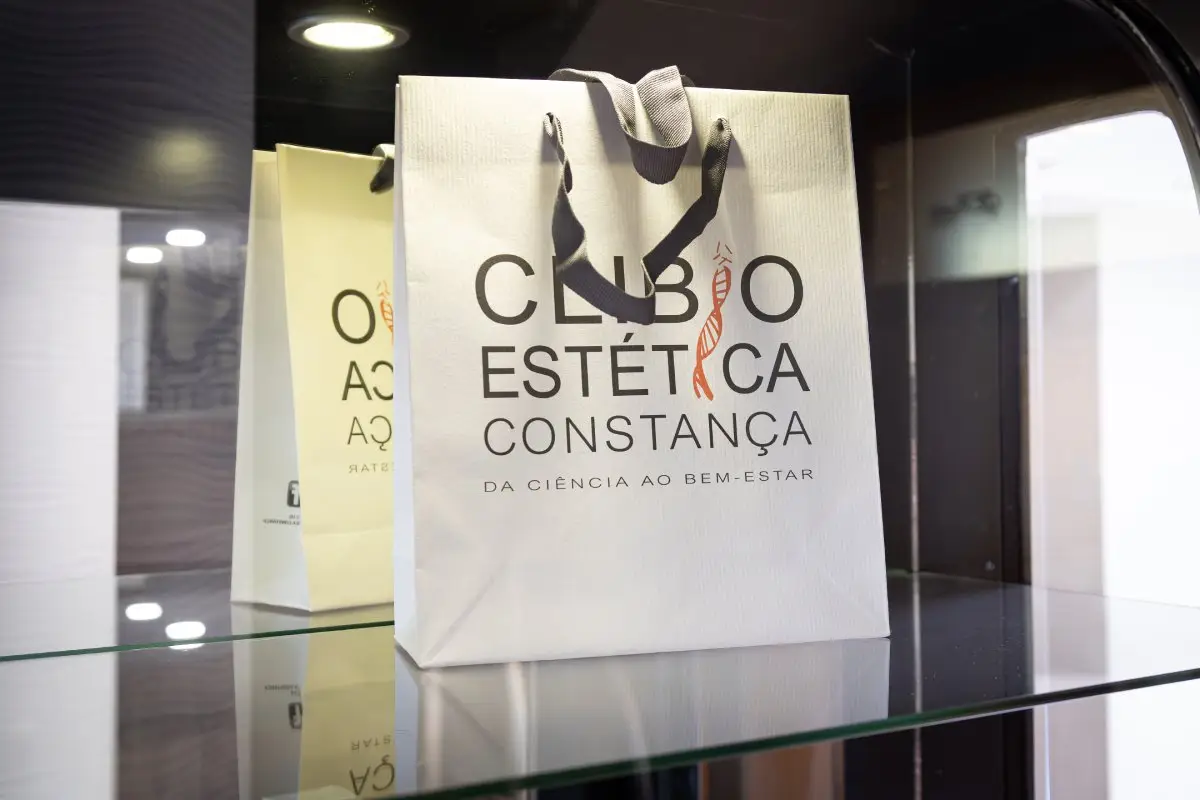 Saco institucional da Clibioestética Constança com identidade da marca