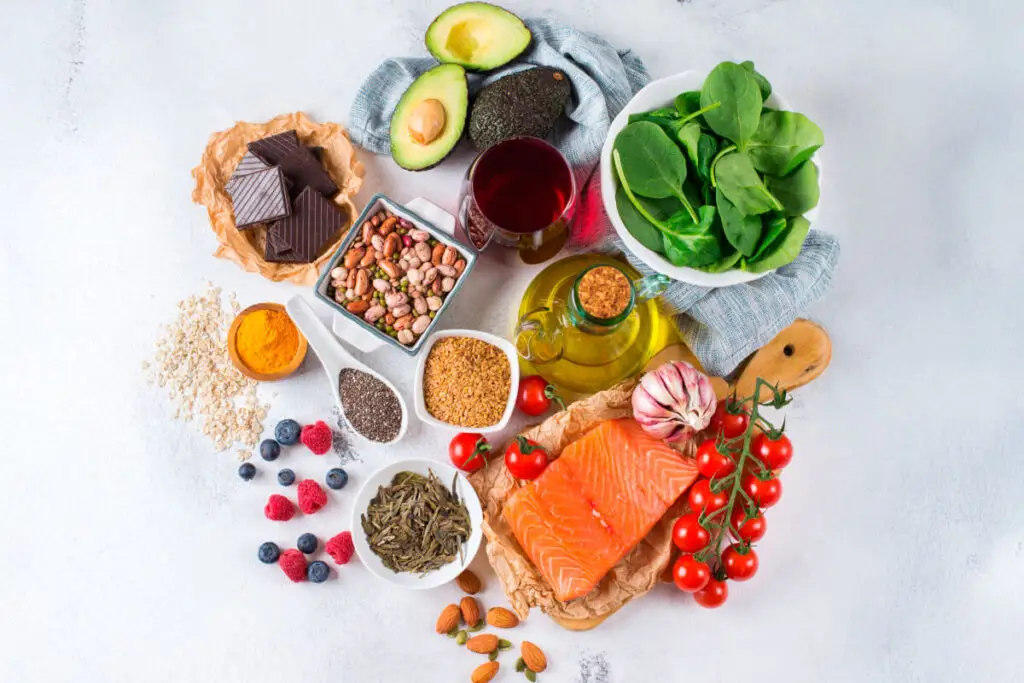Seleção de alimentos frescos para uma alimentação saudável e um plano nutricional personalizado.