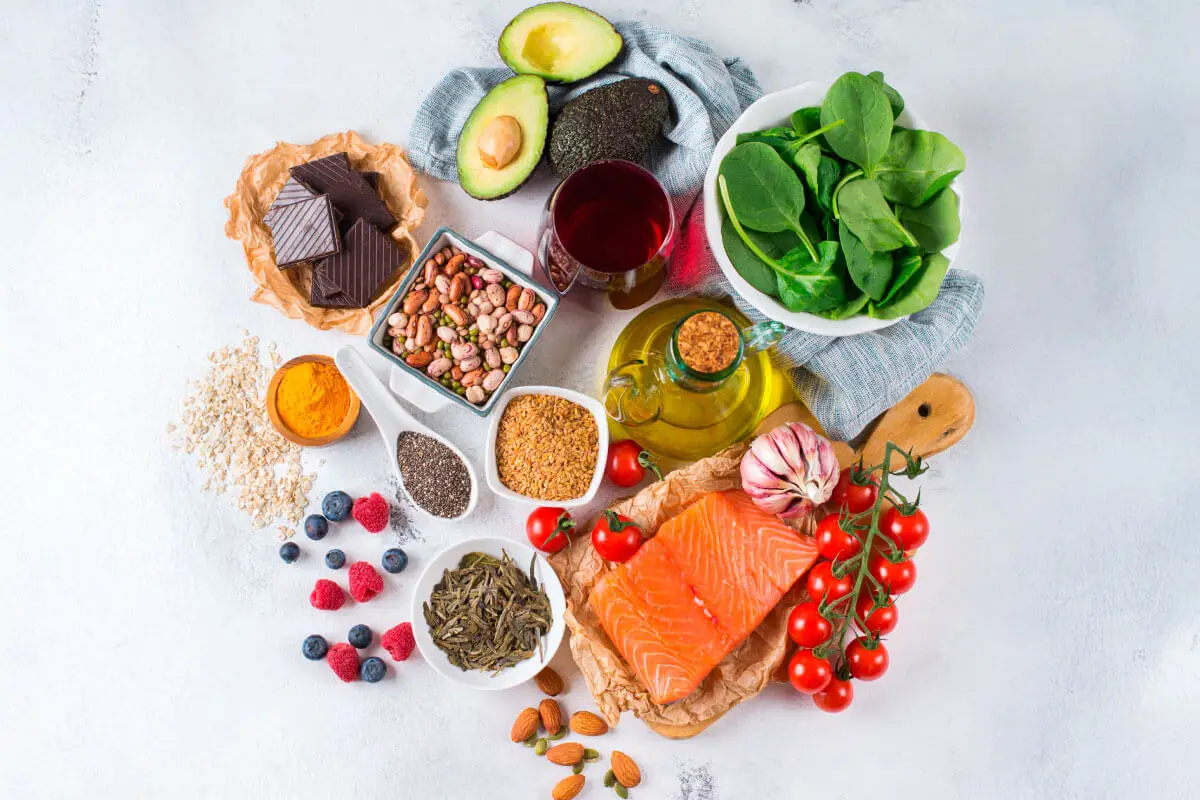 Seleção de alimentos frescos para uma alimentação saudável e um plano nutricional personalizado.
