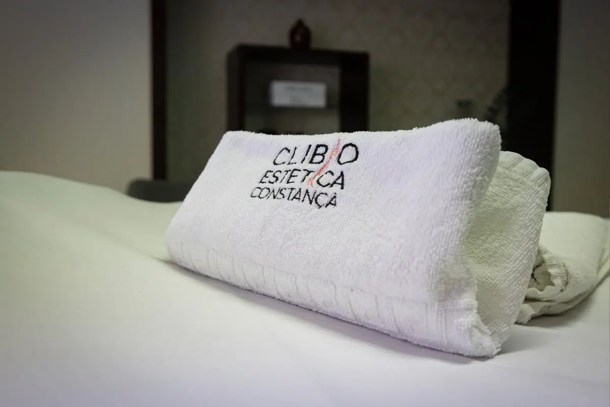 Toalhas da Clibioestética Constança preparadas num gabinete de tratamento.