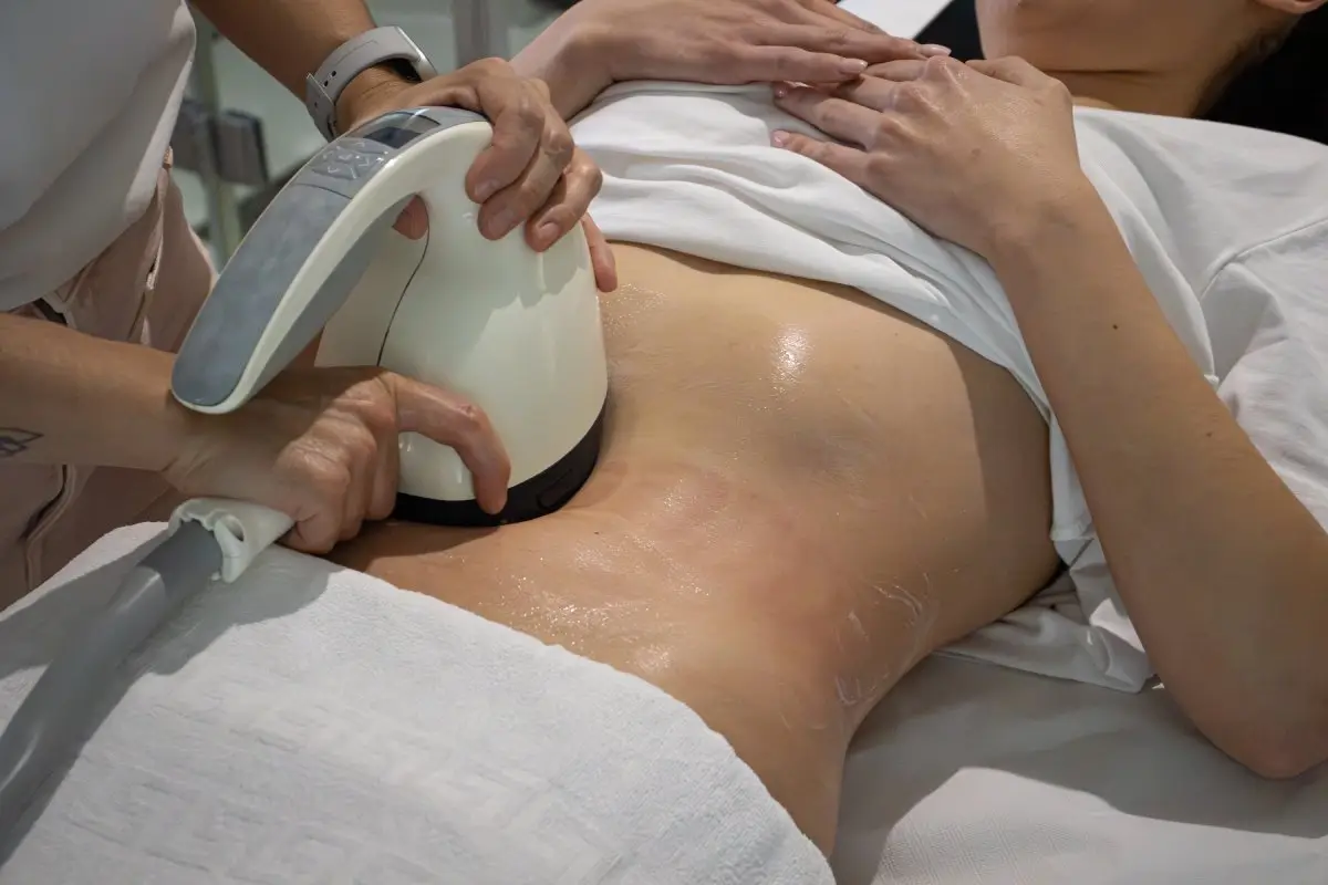 Tratamento corporal com equipamento estético aplicado na zona abdominal.