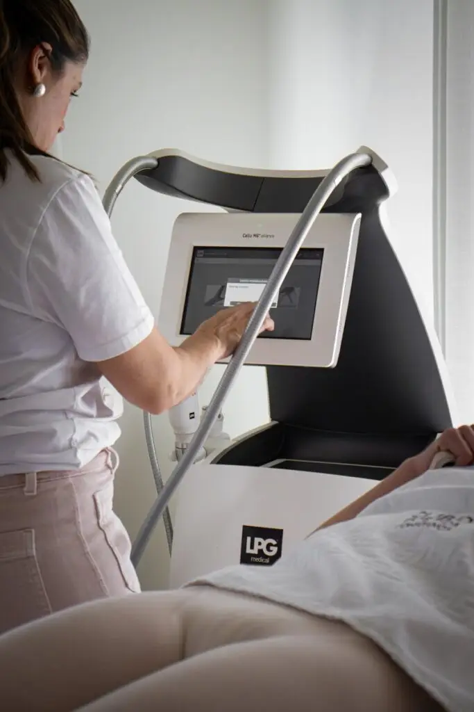 Tratamento de endermologia com equipamento LPG Cellu M6 Alliance