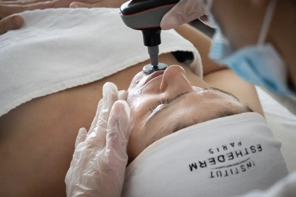 Tratamento facial com equipamento Storz Medical D-ACTOR para rejuvenescimento da pele