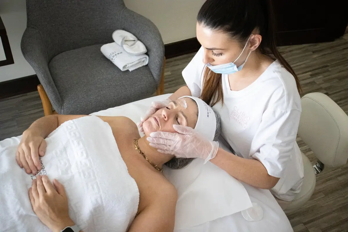 Tratamento facial personalizado realizado por profissional da Clibioestética Constança