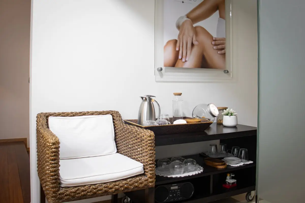 Zona de apoio e relaxamento num gabinete da Clibioestética.
