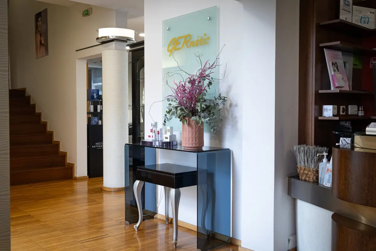 Zona interior da Clibioestética com produtos cosméticos e elementos decorativos.